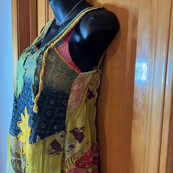 Sunflowers & pretty stitching make this Sz small, flowy tank blouse so feminine. - Picture 4 of 11